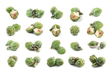 Taze enginar beyaz arka planda izole edilmiş. Büyük bir set yeşil enginar, çiğ yenebilir cynara çiçeği tomurcukları, organik İtalyan sebze yemeği.