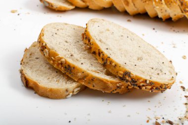 Ev yapımı Ekşi Ekmek Dilimleri izole edildi. Beyaz Arkaplanda Kabuklu Gevrek Ekmek Parçaları