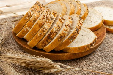 Ev yapımı Ekşi Mısır Gevreği Ekmek Dilimleri Kırsal Masa örtüsü Arkaplanında. Kabuklu Gevrek Ekmek Parçaları