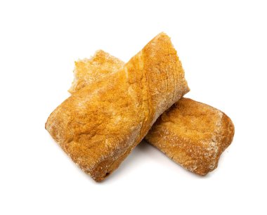 Bir parça ciabatta ekmeği izole edilmiş. Beyaz arka planda uzun İtalyan chiabatta somunu, en iyi görüntü yiyecek fotoğrafçılığı.