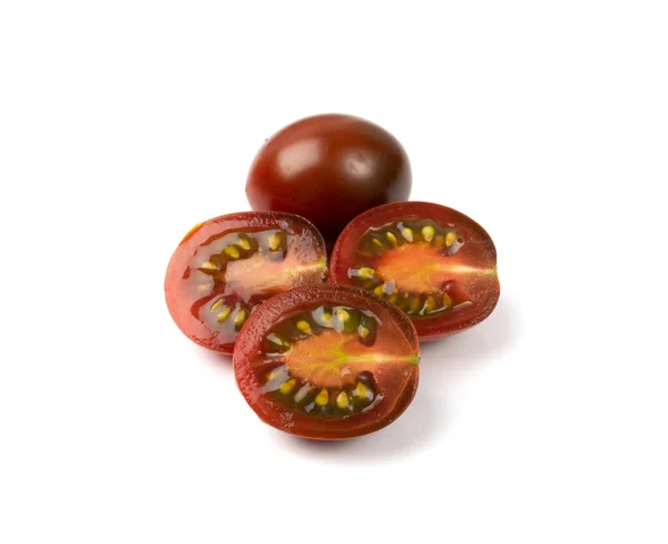 Mitades Tomate Ciruela Marrón Aisladas Pequeñas Rodajas Tomate Cereza Fresca —  Fotos de Stock