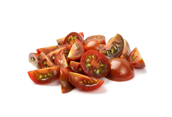 茶色の梅のトマトのウェッジは隔離された 新鮮な黒チェリートマトスライス 白を基調としたミニ有機カクテルトマト — ストック写真