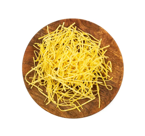 意大利面生黄的意大利面 鸡蛋自制的干丝带面 薄薄的通心粉丝带 短的未煮熟的意大利面孤立的顶部视图 — 图库照片