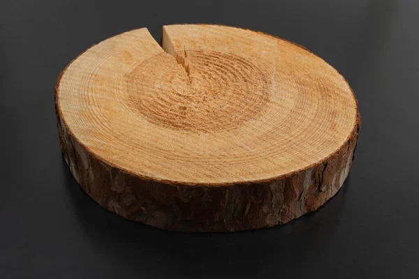 Holzstumpf Querschnitt Geschnittene Baumstammscheibe Rundes Stück Kiefer Auf Schwarzem Hintergrund — Stockfoto