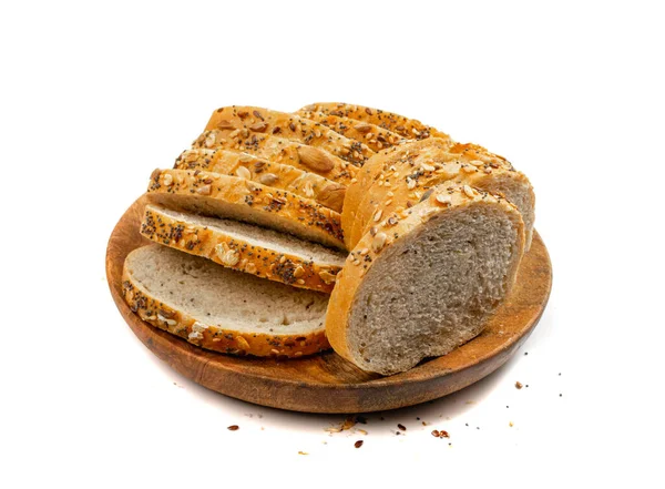 自制面团面包片被分离了 白色背景下的生锈谷类面包片 — 图库照片