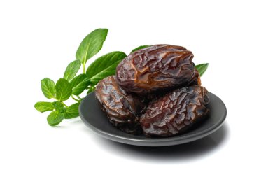 Büyük buluşmalar izole. Kuru hurma yığını, medjool, medjoul veya majhool, beyaz arka planda yeşil yapraklı kraliyet hurmaları