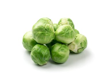 Brüksel lahanaları yalıtılmış. Brassica oleracea lahana yan görünümü, beyaz arkaplanda yenilebilir tomurcuklar grubu