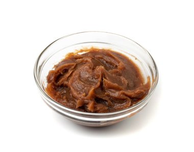 Kestane püresi izole edilmiş. Kestane kremi, kestane ezmesi, kastanea reçeli, beyaz arka planda ev yapımı kestane tatlısı.