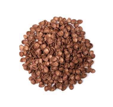 Çikolatalı mısır gevrekleri izole. Kahvaltı için mısır gevreği yığını, bir yığın kahverengi çikolata gevreği, gevrek pirinç gevreği, beyaz arka planda sağlıklı atıştırma grubu.