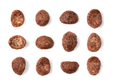 Çikolatalı mısır gevreği seti izole edilmiş. Kahvaltı için mısır gevreği, kahverengi çikolata gevreği, gevrek pirinç gevreği koleksiyonu, beyaz arka planda sağlıklı atıştırmalıklar.