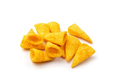 Mısır konisi yığını izole edilmiş. Cips, baharatlı börek, çıtır çıtır atıştırmalık, tuzlu mısır konisi.