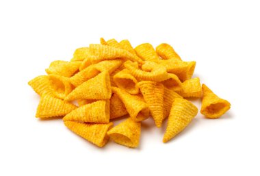 Mısır konisi yığını izole edilmiş. Cips, baharatlı börek, çıtır çıtır atıştırmalık, tuzlu mısır konisi.