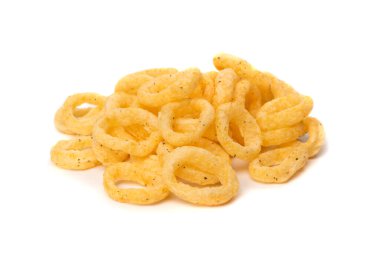 Mısır halkaları izole edilmiş. Baharatlı peynirli puf böreği, yuvarlak gevrek abur cubur, tuzlu mısır halkaları.