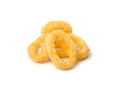 Mısır halkaları izole edilmiş. Baharatlı peynirli puf böreği, yuvarlak gevrek abur cubur, tuzlu mısır halkaları.