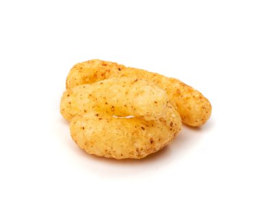 Mısır çubukları izole edilmiş. Baharatlı peynirli börek, çıtır çıtır atıştırmalıklar, dağınık tuzlu mısır çubukları yan görünüm.