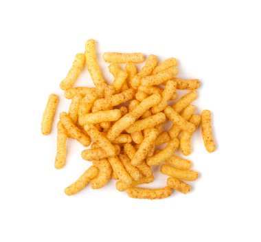 Mısır çubukları izole edilmiş. Baharatlı peynirli börek, çıtır çıtır atıştırmalıklar, dağınık tuzlu mısır çubukları.