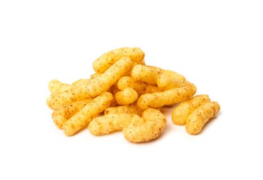 Mısır çubukları izole edilmiş. Baharatlı peynirli börek, çıtır çıtır atıştırmalıklar, dağınık tuzlu mısır çubukları yan görünüm.