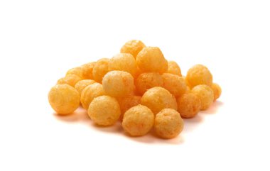 Mısır topları izole edilmiş. Baharatlı peynirli börek, çıtır çıtır atıştırmalıklar, dağınık tuzlu mısır topları yan görünüm.