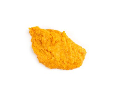 Turuncu humus izi izole edildi. Baharatlı tahini sosu, domates turşusu, kabak havyarı, balkabağı sosu, beyaz arka planda sebze püresi.