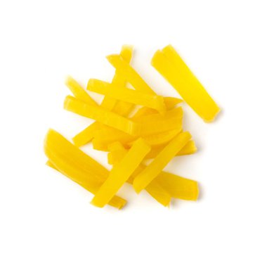 Turşulu Daikon çikolataları izole edilmiş. Terbiye edilmiş sarı turp, dilimlenmiş turşu, fermente edilmiş sebze parçaları, tsukemono, danmuji veya takuan beyaz arka planda.