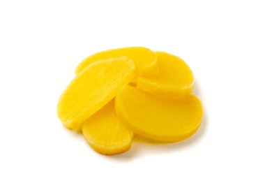 Turşulu Daikon izole edilmiş. Terbiye edilmiş sarı turp, dilimlenmiş turşu, fermente edilmiş sebze parçaları, tsukemono, danmuji veya beyaz arka planda takuan.