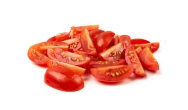 Doğranmış erik domates grubu izole edildi. Taze vişneli domates parçaları, beyaz arka planda dilimlenmiş kokteyl domatesleri.