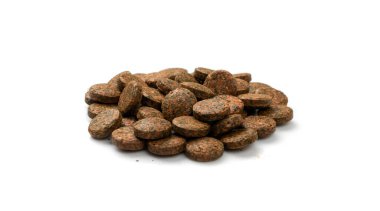 Bastırılmış kahverengi haplar izole edilmiş. Bitki tabletleri, besin takviyeleri, akvaryum karideslerini beslemek için tabletler, turba topakları, beyaz arka planda sıkıştırılmış gübre.