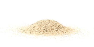 Maya izole edilmiş. Kuru ve çiğ sıkıştırılmış hamur mayası, hazır midye taneleri yığını, ekmek malzemeleri yan görünüm.