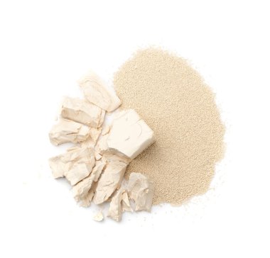 Maya izole edilmiş. Kuru ve çiğ sıkıştırılmış hamur mayası, hazır midye taneleri yığını, ekmek malzemeleri üst görünüm