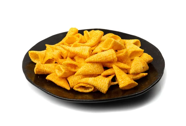 Maiskegelhaufen Auf Schwarzem Teller Isoliert Bugles Chips Windbeutel Mit Gewürzen — Stockfoto