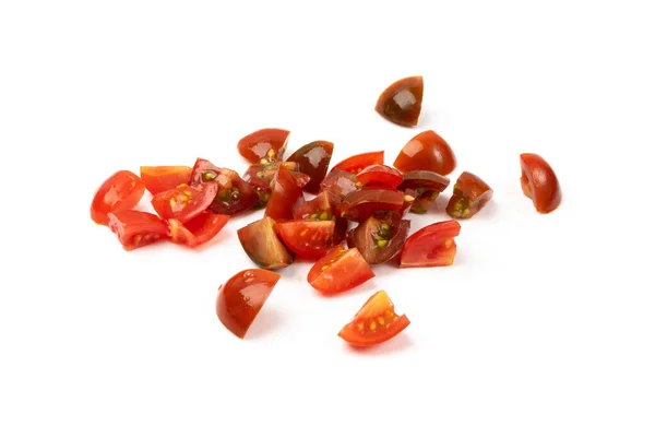 さいの目に切った梅のトマトグループ 新鮮な小さなチェリートマトの部分 白い背景にスライスされたカクテルトマト — ストック写真