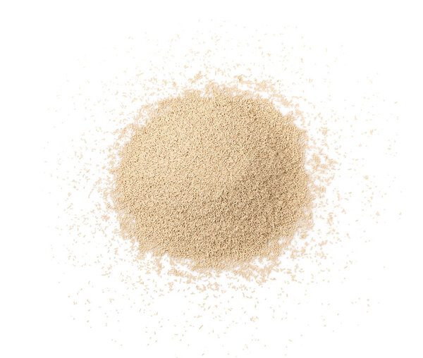 Дрожжи изолированы. Сухие и сырые сжатые хлебобулочные дрожжи, моментальная куча гранул барма, ингредиенты хлеба вид сверху