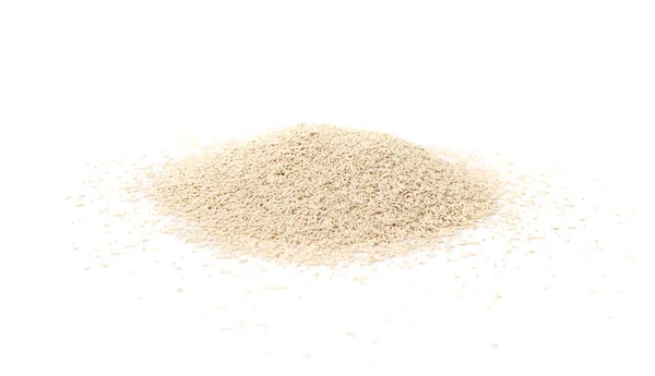 イースト隔離 乾燥ベーキング酵母の粉末 インスタントバーム顆粒の山 パン成分サイドビュー — ストック写真