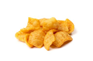 Pastırma cipsleri izole, cips, baharatlı puf, pirinç gevrekli abur cubur, tuzlu pastırma cipsi, buğday çizgili krupuk veya kerupuk