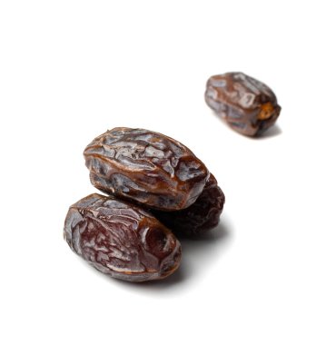 Büyük buluşmalar izole. Kuru tarih yığını, medjool, medjoul veya majhool, beyaz arka planda kraliyet tarihleri