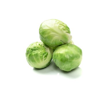 Brüksel lahanaları yalıtılmış. Brassica oleracea lahana yan görünümü, beyaz arkaplanda yenilebilir tomurcuklar grubu