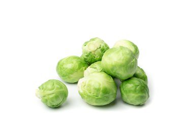 Brüksel lahanaları yalıtılmış. Brassica oleracea lahana yan görünümü, beyaz arkaplanda yenilebilir tomurcuklar grubu