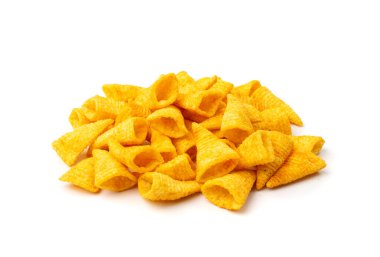 Mısır konisi yığını izole edilmiş. Cips, baharatlı börek, çıtır çıtır atıştırmalık, tuzlu mısır konisi.