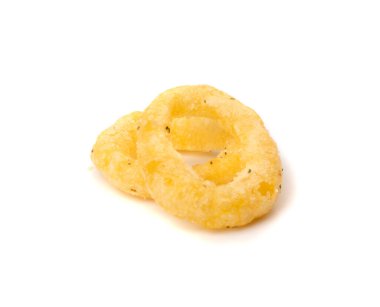 Mısır halkaları izole edilmiş. Baharatlı peynirli puf böreği, yuvarlak gevrek abur cubur, tuzlu mısır halkaları.