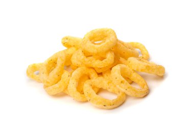 Mısır halkaları izole edilmiş. Baharatlı peynirli puf böreği, yuvarlak gevrek abur cubur, tuzlu mısır halkaları.