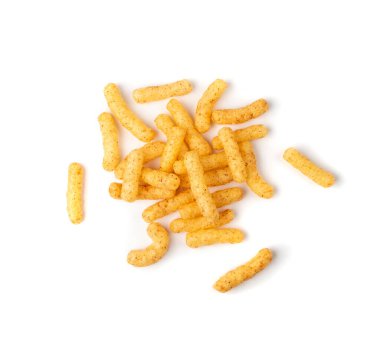 Mısır çubukları izole edilmiş. Baharatlı peynirli börek, çıtır çıtır atıştırmalıklar, dağınık tuzlu mısır çubukları.