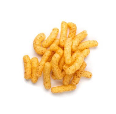 Mısır çubukları izole edilmiş. Baharatlı peynirli börek, çıtır çıtır atıştırmalıklar, dağınık tuzlu mısır çubukları.