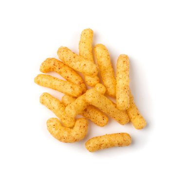 Mısır çubukları izole edilmiş. Baharatlı peynirli börek, çıtır çıtır atıştırmalıklar, dağınık tuzlu mısır çubukları.