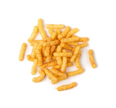 Mısır çubukları izole edilmiş. Baharatlı peynirli börek, çıtır çıtır atıştırmalıklar, dağınık tuzlu mısır çubukları.