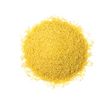 Kuskus yığını izole edilmiş. Kuru yastık, çiğ kuskus, pişmemiş kuskus ya da beyaz arka planda irmik tanecikleri.