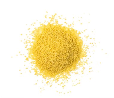 Kuskus yığını izole edilmiş. Kuru yastık, çiğ kuskus, pişmemiş kuskus ya da beyaz arka planda irmik tanecikleri.