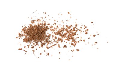 Izgara çikolata izole. Ezilmiş çikolata parçacıkları, kırıntı yığınları, kar taneleri, tatlı parçacıkları beyaz arka plan görünümlü süslemeler için kakao parçaları