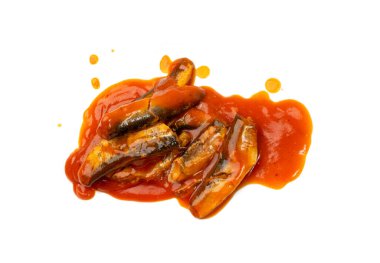 Domates soslu balık yalıtılmış. Kızarmış ringa balığı, baharatlı fileto, ketçaplı konserve uskumru, beyaz arka planda kırmızı soslu sos.