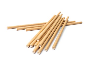 Kağıt içecekler izole edilmiş. Kahverengi tek kullanımlık pipetler, çevre dostu kokteyl tüpleri, beyaz arka planda sıfır atık pipo.