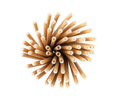 Kağıt içecekler izole edilmiş. Kahverengi tek kullanımlık pipetler, çevre dostu kokteyl tüpleri, beyaz arka planda sıfır atık pipo.